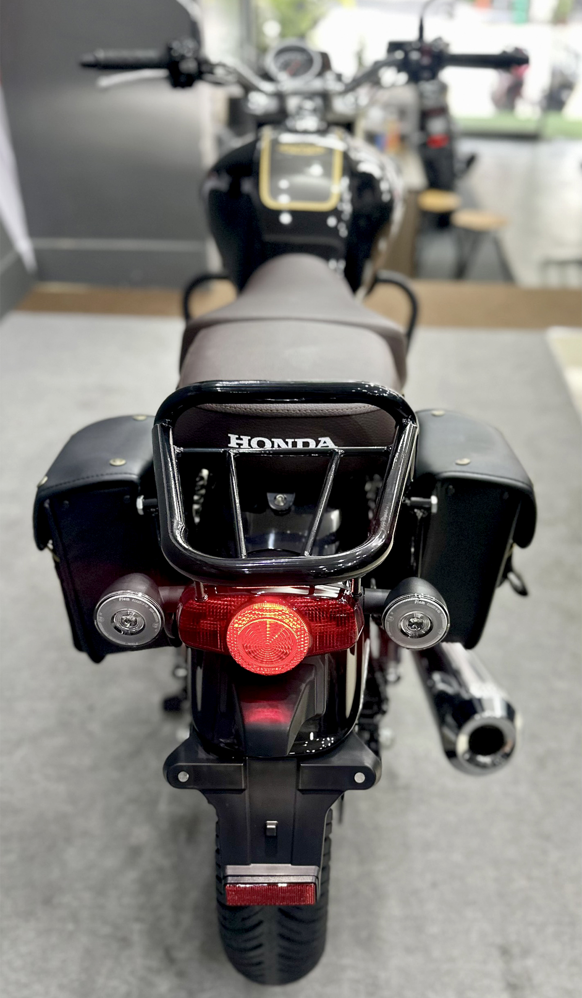 Túi da khuyến mãi theo xe Honda CB350 Hness 2023 
